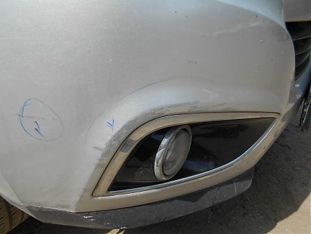 Старые царапины на бампере Hyundai ix35 около противотуманной фары